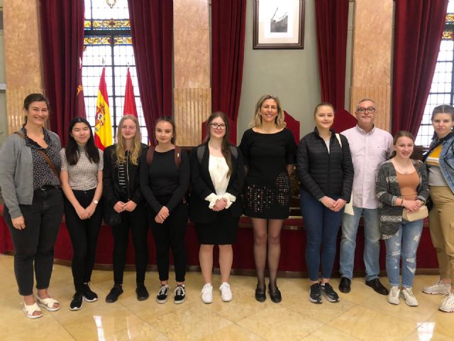 El Ayuntamiento recibe a las alumnas noruegas del Instituto Hispánico en su Salón de Actos