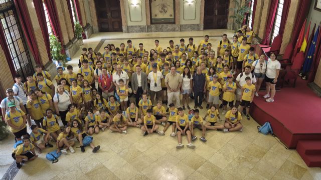 El Ayuntamiento de Murcia recibe a los participantes del XXXIII Campeonato Nacional Juvenil de Palomos Deportivos