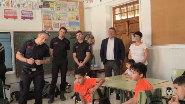 La visita de Bomberos a la Escuela de Verano del CEI Cristo del Valle acerca a los más peque&ntilde;os la labor del Servicio de Extinción de Incendios