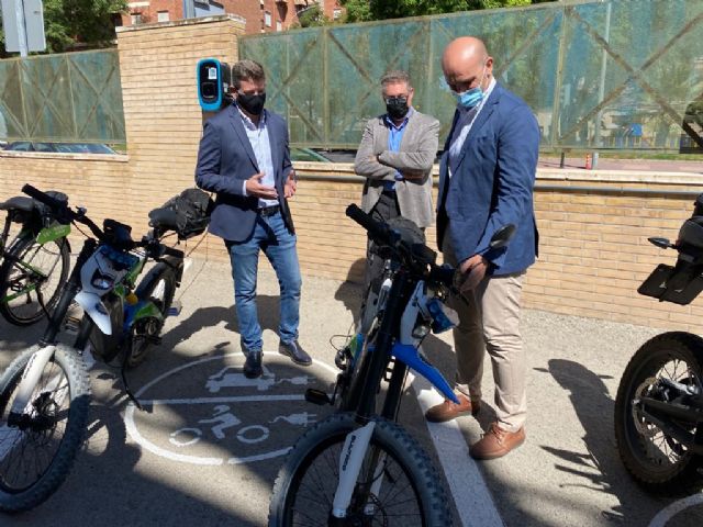 La Policía Local estrena tres nuevos puntos de recarga para vehículos eléctricos en el cuartel de El Infante