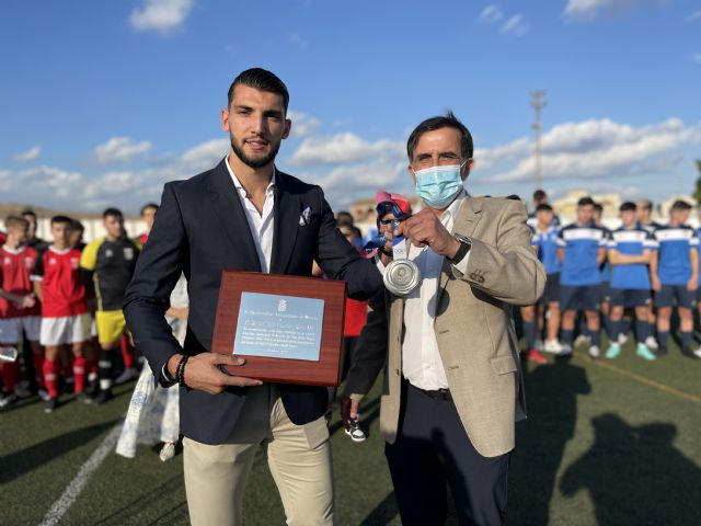 El campo de fútbol de Javalí Nuevo luce desde hoy el nombre del futbolista Rafa Mir