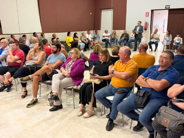 El PSOE se reúne con los vecinos de Rincón de Villanueva para abordar la falta de saneamiento en la zona