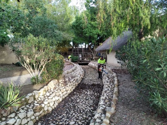 El Ayuntamiento acondiciona las zonas verdes y el lago donde se ubicará el tradicional Belén viviente de El Raal