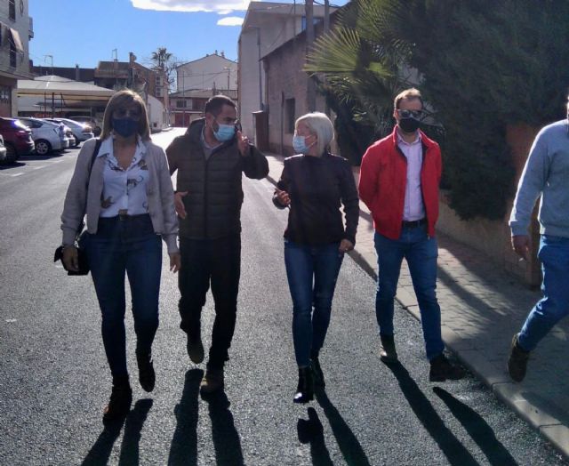 La Vereda Macanás de El Raal gana en seguridad gracias a los trabajos de asfaltado