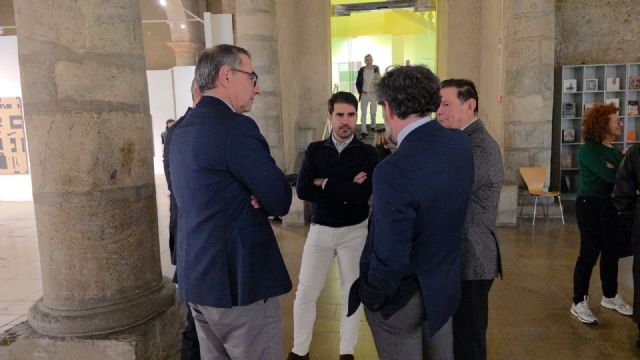 La exposición 'Reconocer para Conservar' reúne obras de las 25 ediciones del Premio de Pintura de la UMU