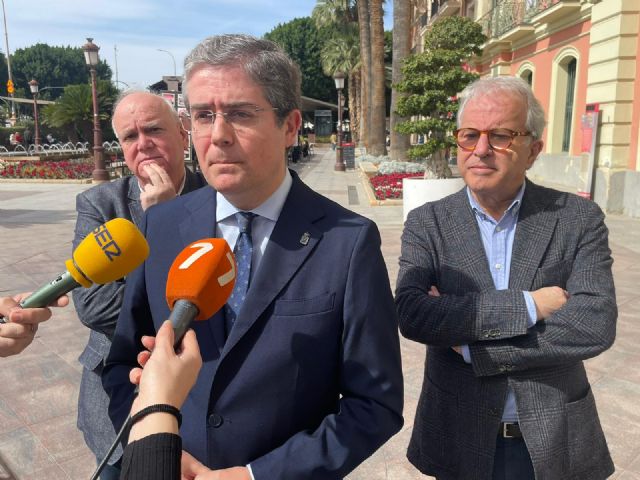 El caos del alcalde socialista con las sillas pone en riesgo la venta online a 20 días de la Semana Santa