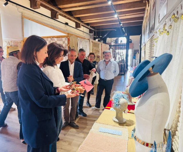 La Comunidad impulsa la artesanía regional con una nueva actividad dedicada a los tocados y complementos en Lorca