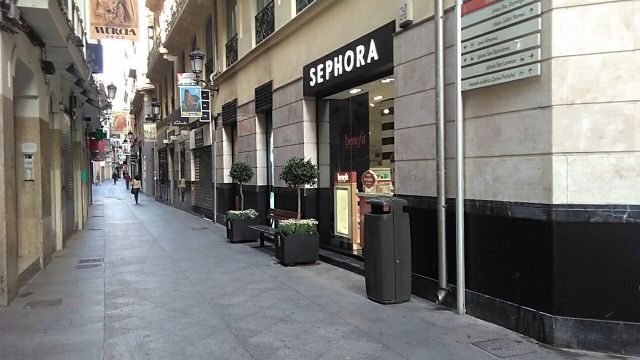 La Concejalía de Fomento inicia un plan de sustitución e instalación de nuevas papeleras en el centro histórico de Murcia