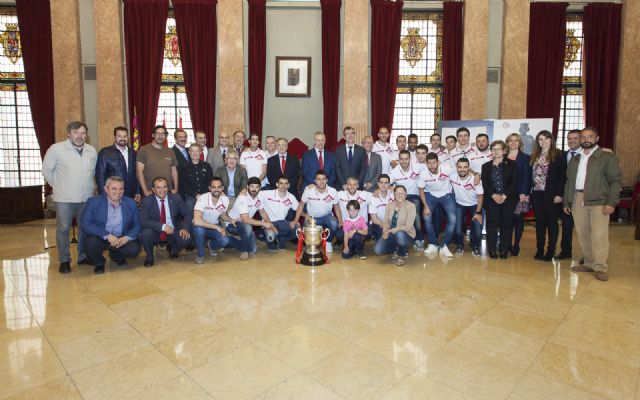 ElPozo Murcia FS ofrece la Copa del Rey al Ayuntamiento de Murcia y a la patrona, la Virgen de la Fuensanta
