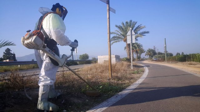 Se intensifica las labores de limpieza y acondicionamiento del carril bici entre El Raal y La Contraparada con motivo del Plan de Desescalada