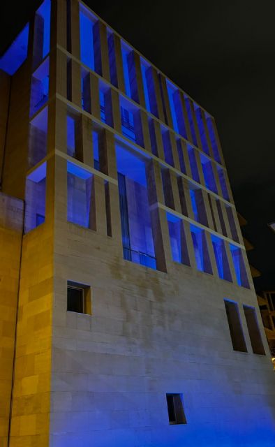 Murcia se tiñe de azul para conmemorar el 90 aniversario de Alcohólicos Anónimos