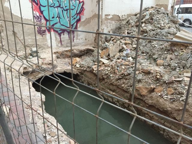 El PSOE pregunta a Ballesta si permitir una acequia abierta y rodeada de escombros forma parte del proyecto ADN del Barrio del Carmen
