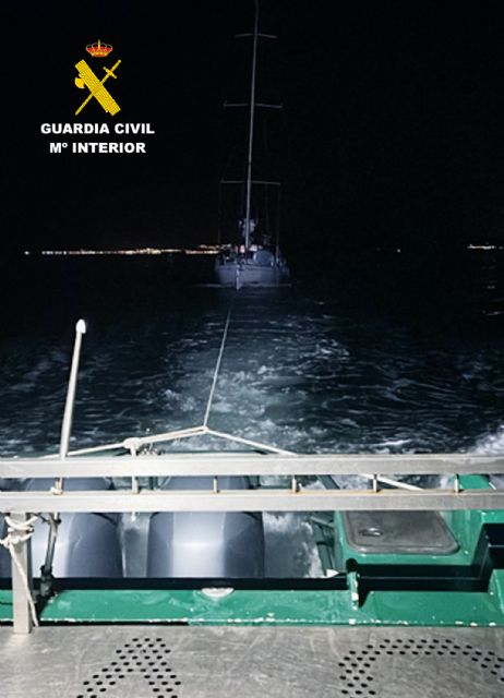 La patrullera de la Guardia Civil auxilia a un velero a la deriva en el Mar Menor