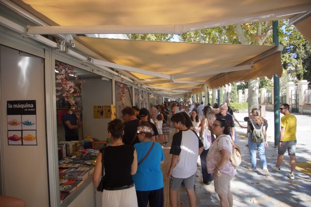 La Feria del Libro de Murcia retoma los actos y vuelve a abrir las casetas