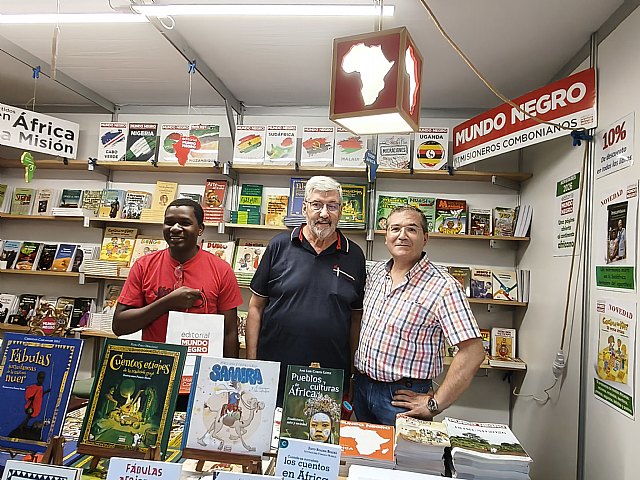 África en el corazón del Paseo Alfonso X: Mundo Negro vuelve a la Feria del Libro de Murcia