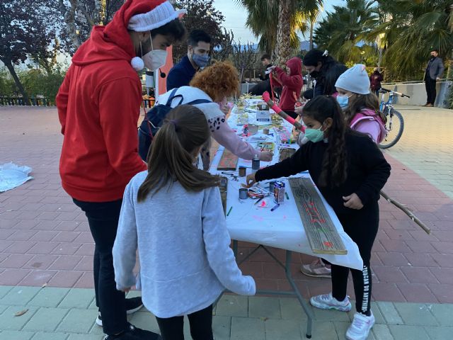 Los niños de pedanías decoran sus árboles de Navidad