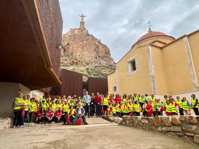 Un centenar de usuarios del Programa de fomento de la actividad física '4-40' participan en una ruta guiada al Centro de Visitantes de Monteagudo como inicio de la programación en 2026
