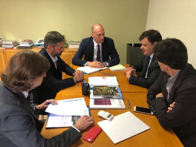 El titular de Turismo mantiene una reunión de urgencia con agentes del sector para abordar la crisis de coronavirus en Murcia