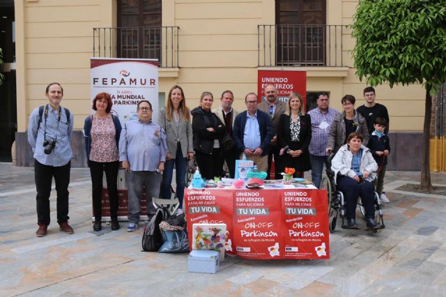 Murcia se suma este lunes a la celebración del Día Mundial del Parkinson