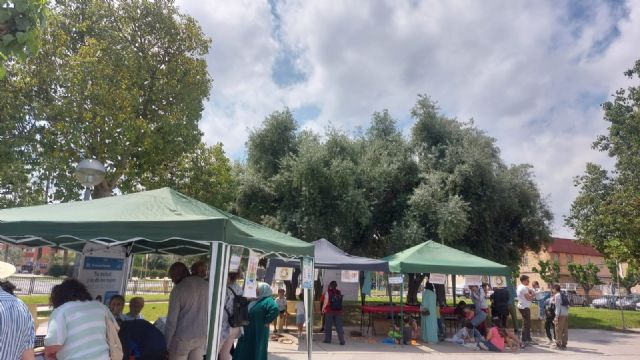 El barrio de Los Rosales en El Palmar fomenta la convivencia intercultural con 'La fuente de las culturas'