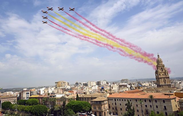 Los C-101 de la Patrulla Águila se despiden del cielo de Murcia con un homenaje al 1200 aniversario