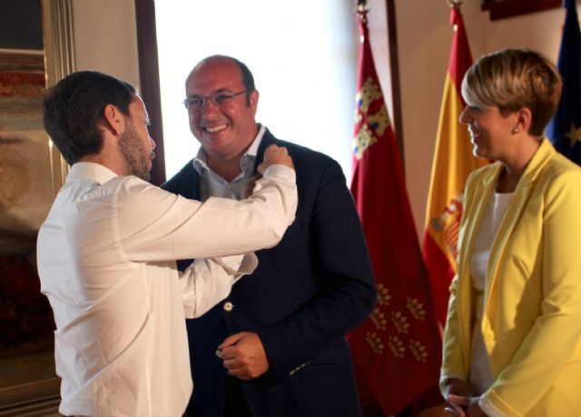 El presidente de la Comunidad recibe la Insignia de Oro del XX Certamen Internacional de Tunas 'Barrio del Carmen'