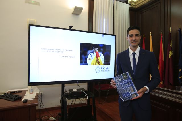 Joel González, oro deportivo y académico