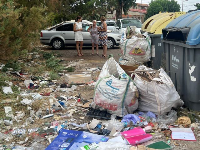 El Grupo Socialista exige un plan urgente de refuerzo del servicio de limpieza y recogida de residuos ante la dejadez del PP en barrios y pedanías