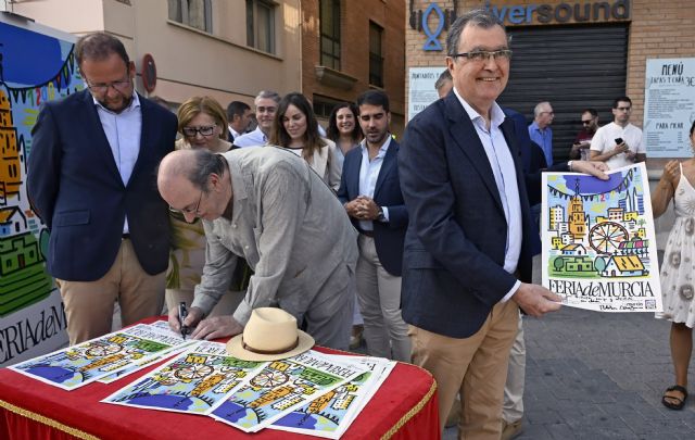 Esteban Linares, autor del cartel de la Feria de Murcia es el pintor encargado de llenar de color y alegría las calles de Murcia con su trabajo