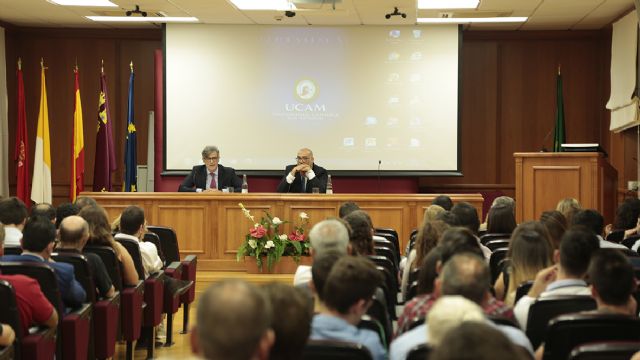 Martínez Moya, miembro del Consejo General del Poder Judicial, abre el curso de Derecho de la UCAM