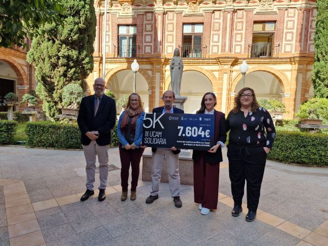 Deporte y solidaridad: la UCAM dona a Afacmur la recaudación de su carrera 5K