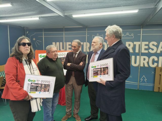 La ONCE apoya la artesanía de la Región de Murcia y homenajea al Belén de Barro