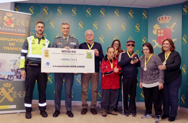 La Guardia Civil entrega los beneficios de la II carrera solidaria Bike Maratón Ruta 062 Guardia Civil Murcia