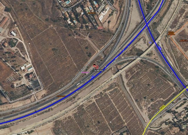 Servicios de emergencia han intervenido esta mañana para sofocar el incendio de un camión en A-7 a la altura de Urb. Agridulce, Murcia