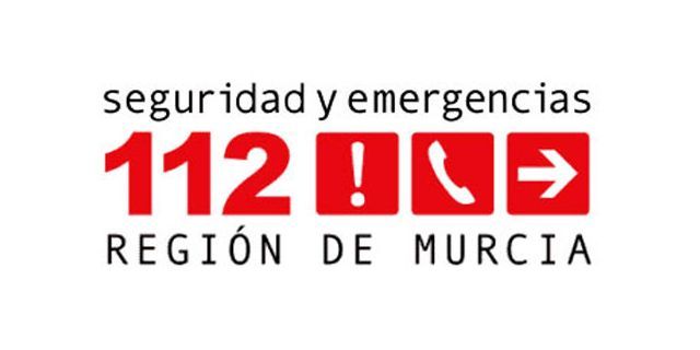 Herido un motorista al derrapar y colisionar con un vehículo estacionado en Murcia