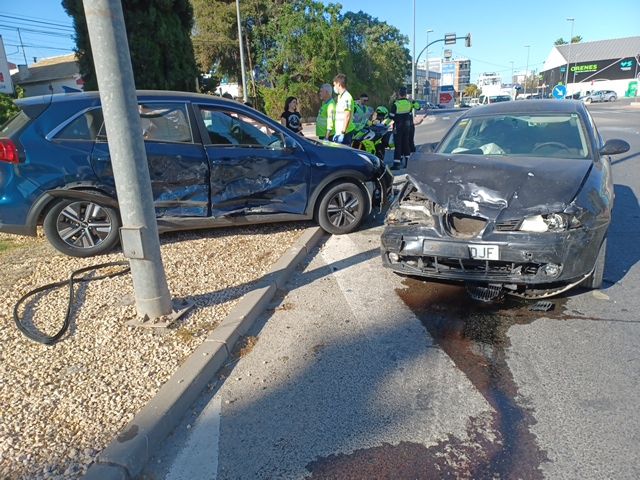 Servicios de emergencia atienden a dos heridos en un accidente de tráfico