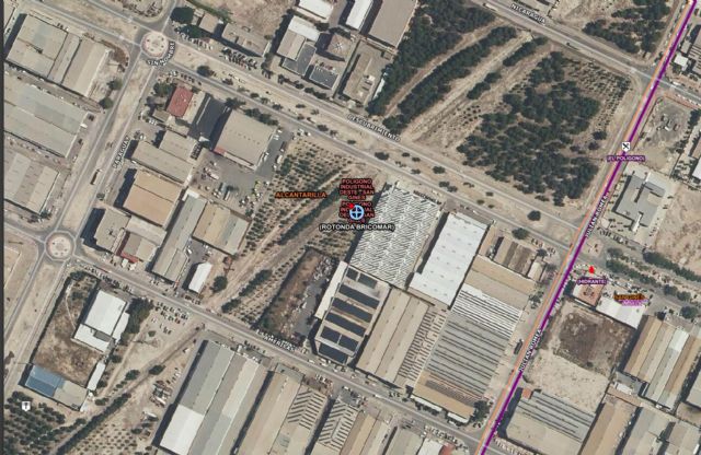 Servicios de emergencia sanitarios atienden y trasladan a un herido en accidente de tráfico en Murcia