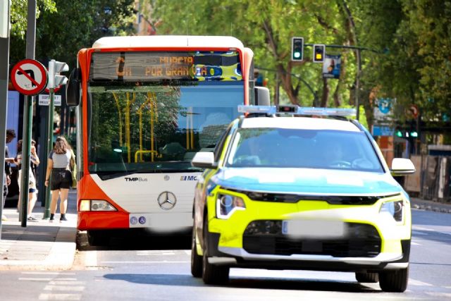 Servicios de emergencias atienden a un herido en accidente de tráfico en Murcia