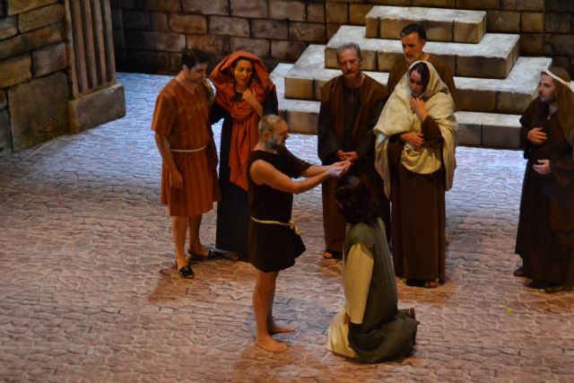 El Teatro Vico se emociona con el estreno de 'Jesús de Nazaret'