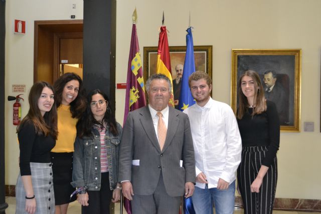 La Universidad de Murcia entrega las becas 'Juan Cuello' y 'Rotary Club' a estudiantes con talento