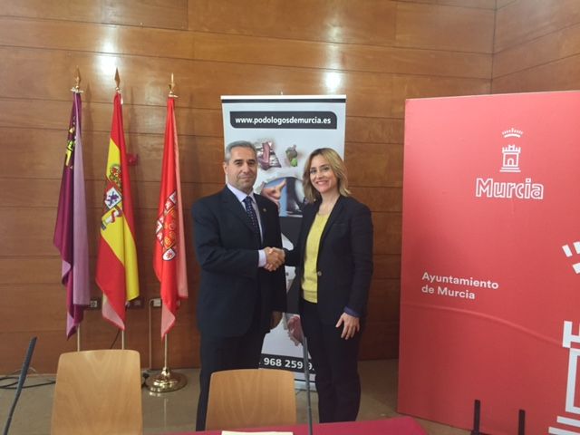 El Ayuntamiento de Murcia firma un convenio de colaboración con el Colegio de Podólogos que beneficia a 35.000 mayores del municipio