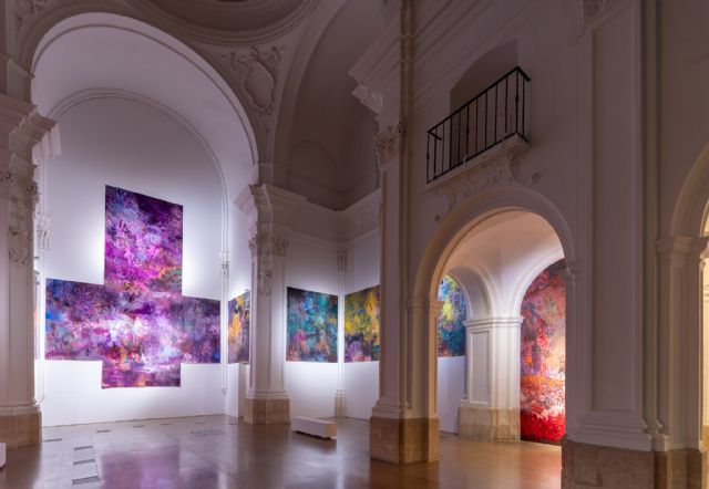 El comisario de 'Códex' y su autor ofrecen una visita guiada a la exposición en la Sala Verónicas
