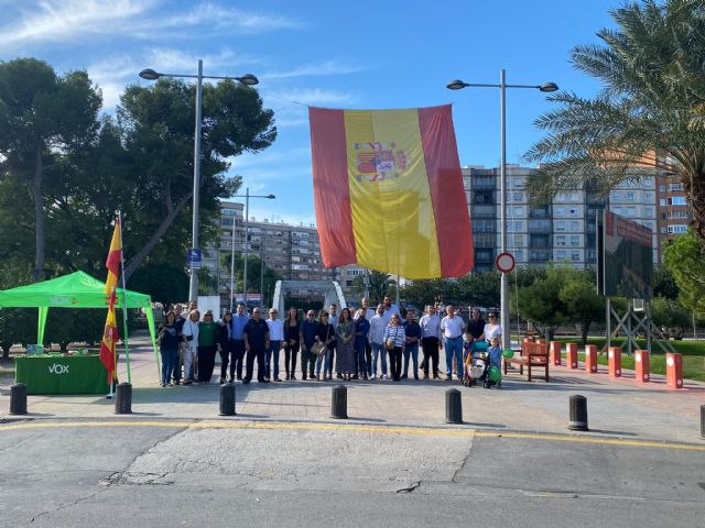 VOX celebra el Día de la Hispanidad con una bandera de grandes dimensiones en Murcia