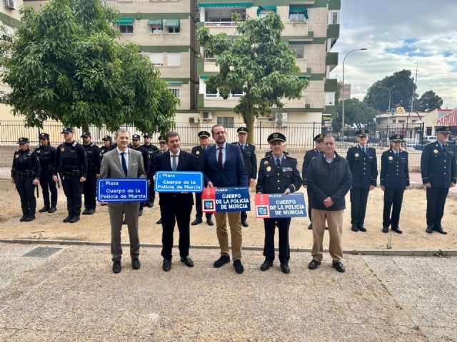 Murcia honra a su Policía Local con la colocación de una placa en el Jardín Cuerpo de la Policía de Murcia