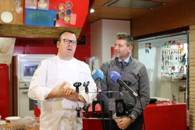 El chef Pablo González-Conejero pone el broche final a los talleres gastronómicos del mercado de Verónicas
