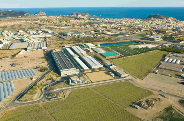 El presidente de la CHS firma dos contratos por 1,34 millones para redactar los anteproyectos de dos nuevas desalinizadoras en las zonas regables del trasvase y para atender zonas con sobreexplotación de acuíferos