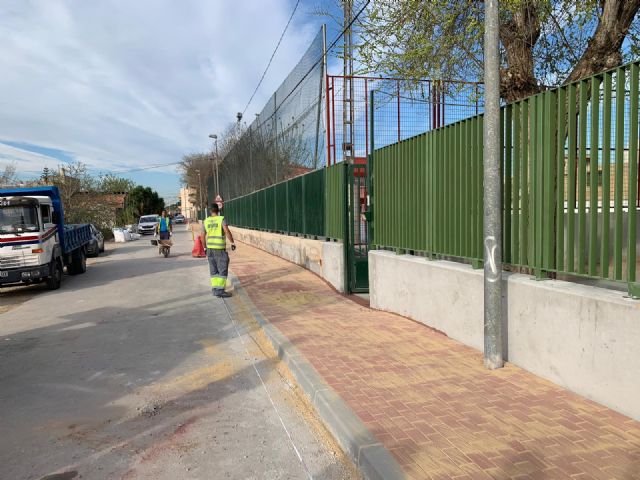 Avanzan las obras de acceso peatonal al CEIP San Félix de Zarandona para mejorar la seguridad de los vecinos
