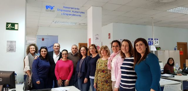 La directora del SEF visita dos Oficinas de Empleo de Murcia