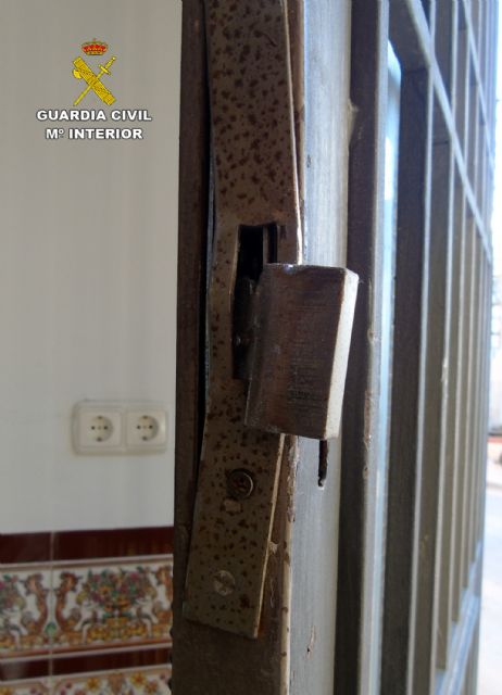 La Guardia Civil arresta a un experimentado delincuente por más de media docena de robos en viviendas