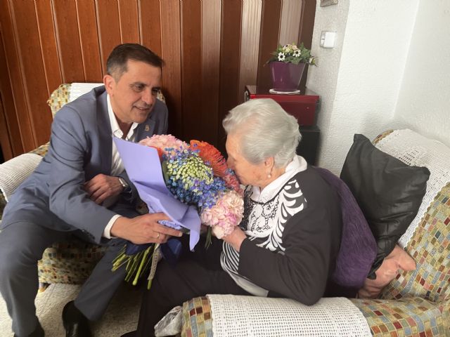 El Alcalde Serrano felicita a Concepción Lax, la ´abuela de Espinardo´, por su 108 cumpleaños